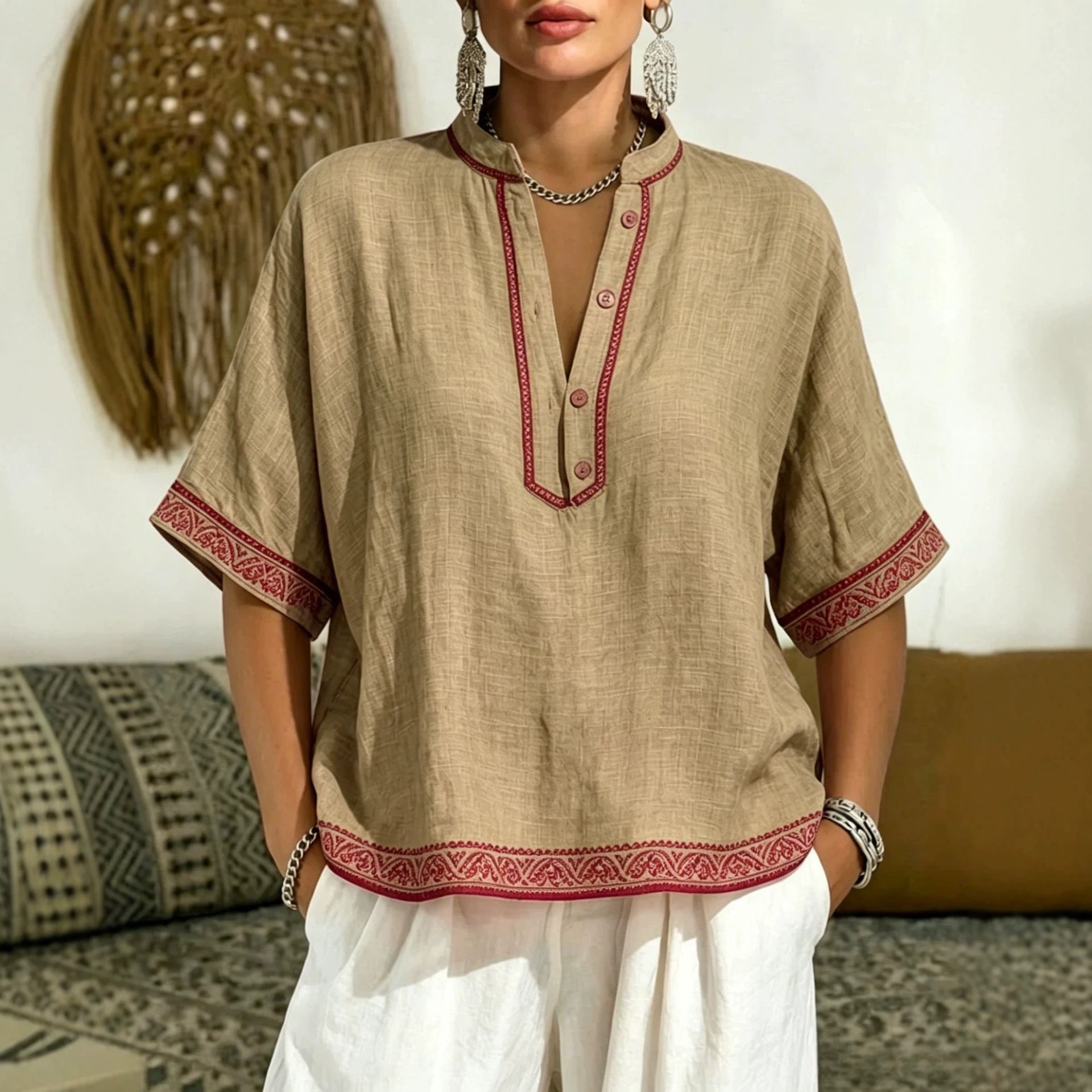 V-Neck T-Shirt mit Spitze und Knöpfen