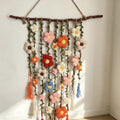 Wandbehang mit handgewebten Blumen & Quasten