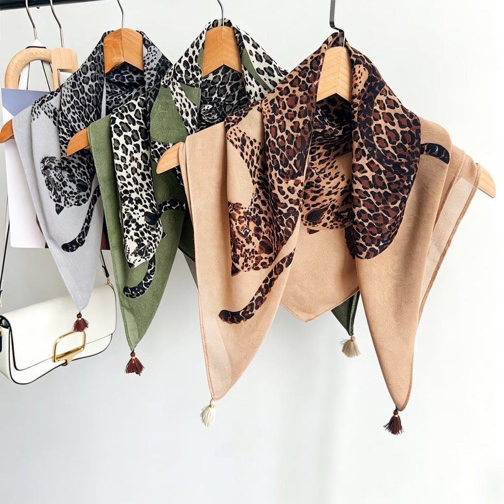 Cheetah Print Schal mit Pompons – Bild 7 | LuxeStyle