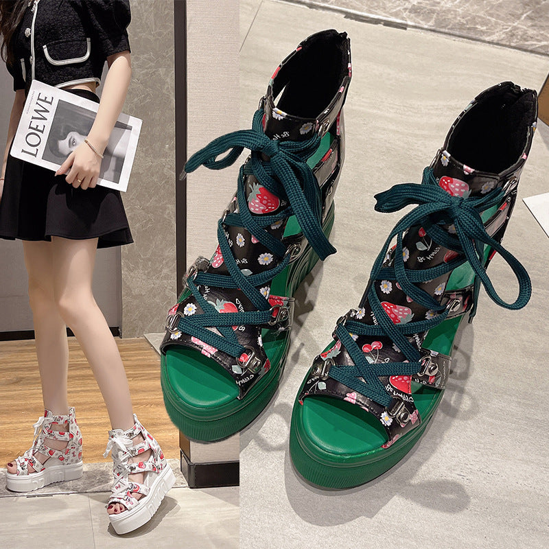 Plateau-Wedge Sandalen mit Fischmund-Print – Bild 5 | LuxeStyle
