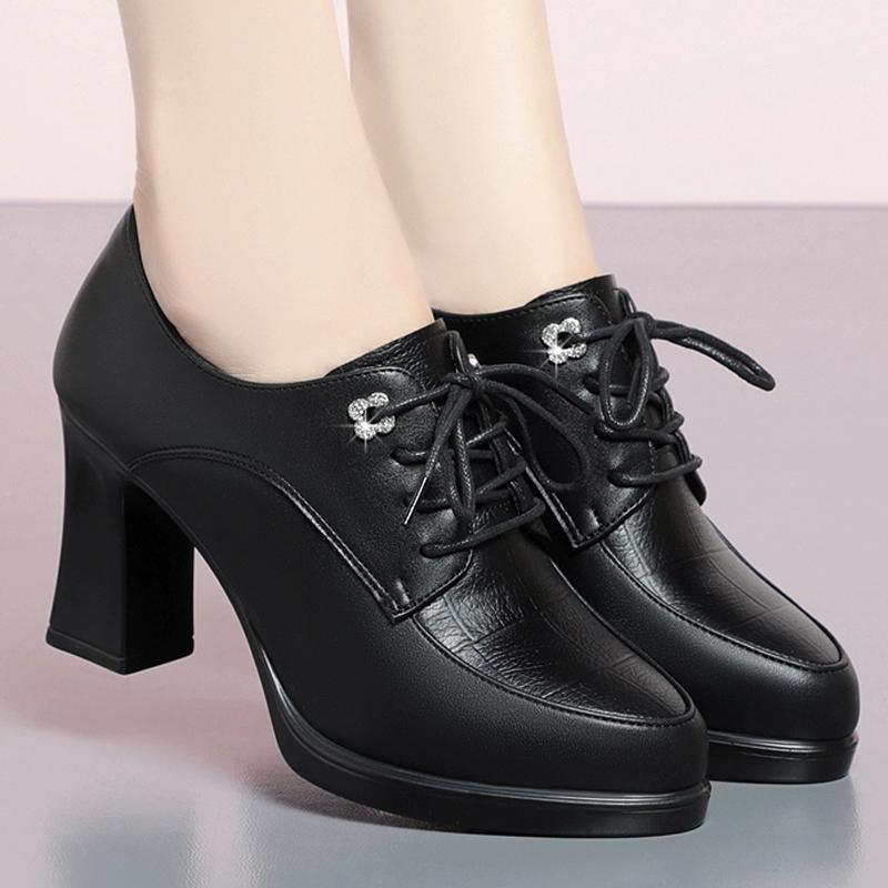 Chunky-Heel Peep-Toe Pumps im neuen China-Stil