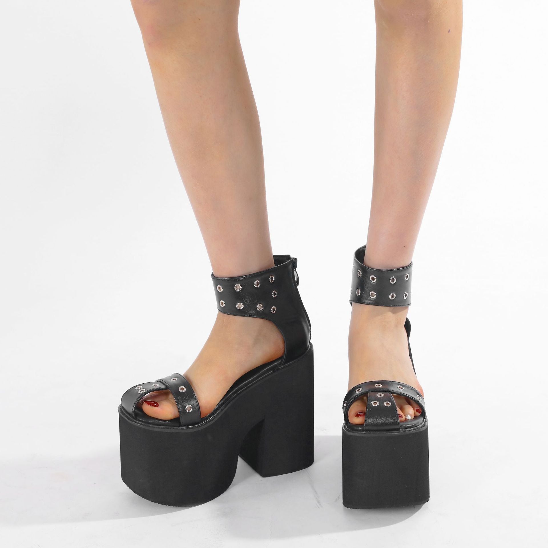 Sandalen mit Nieten und dicker Sohle