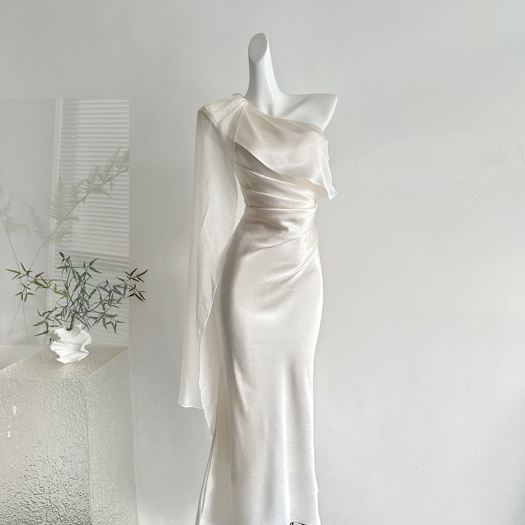 Weisses Satin Off-Shoulder Maxikleid – Bild 2 | LuxeStyle