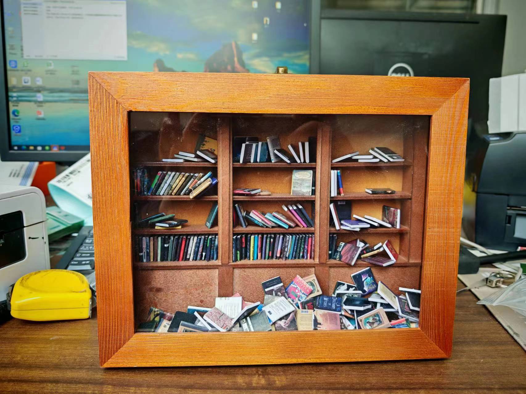 Holzdekoration mit Mini-Büchern