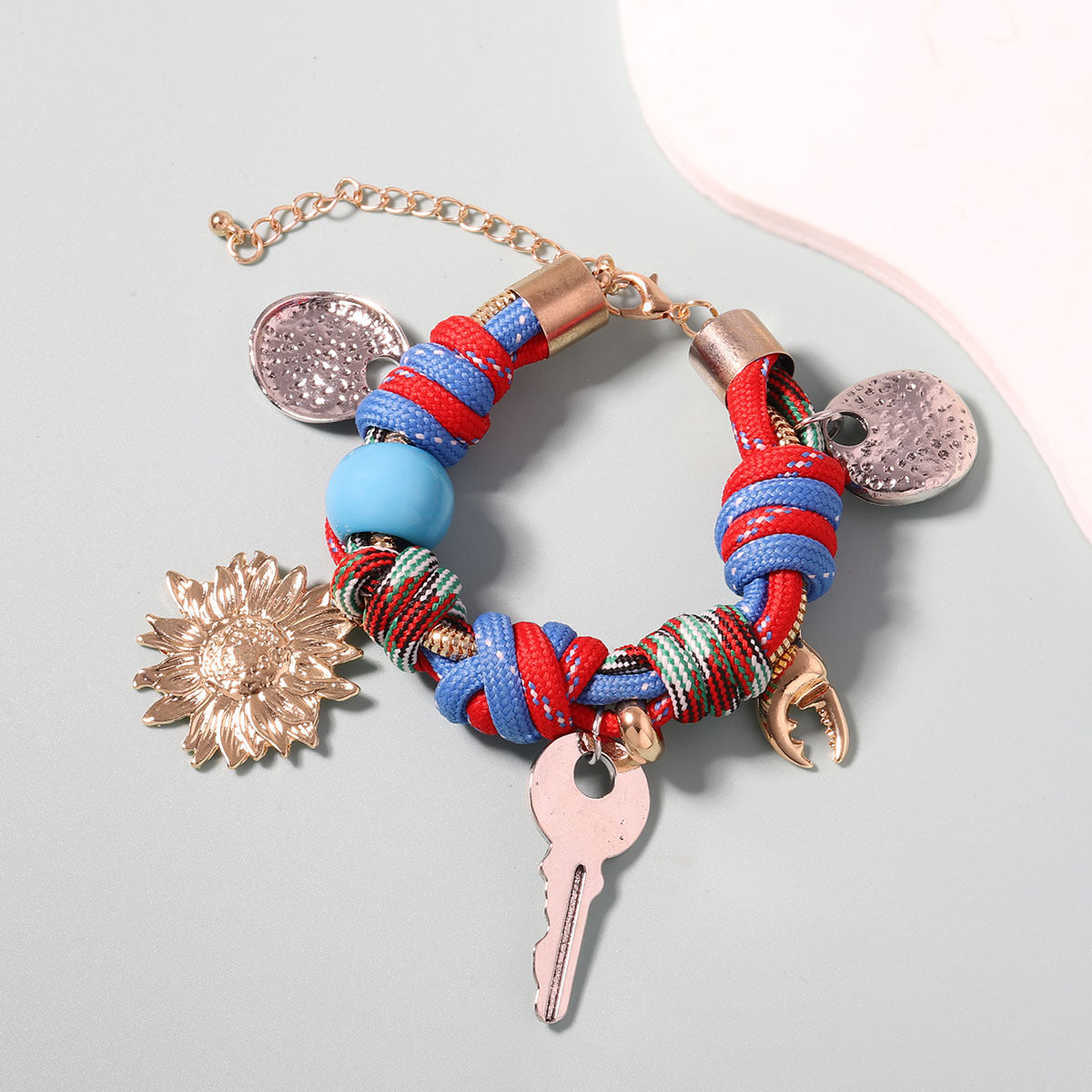 Handgefertigtes Florales Seilarmband mit Metallanhänger – Bild 5 | LuxeStyle