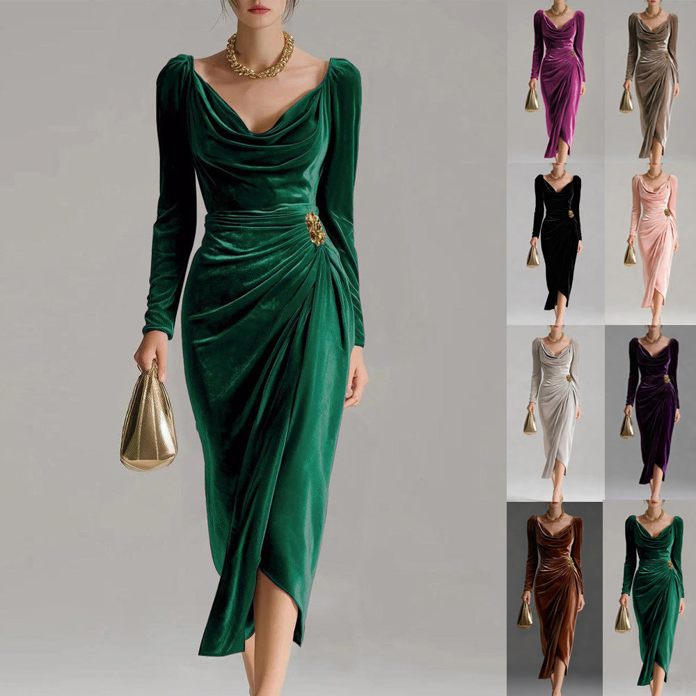 Samtkleid mit langen Ärmeln und Schlitz