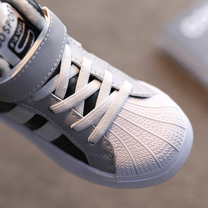 Jungen Sportschuhe mit Klettverschluss – Bild 4 | LuxeStyle