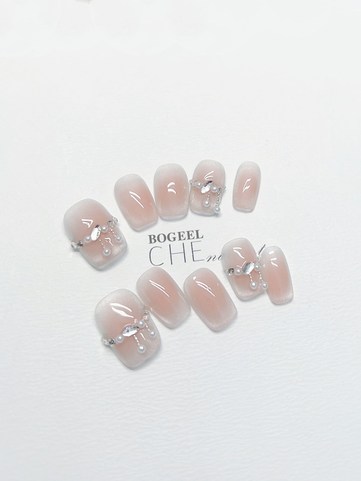 Nagel-Blush mit Strass & Cartoon-Muster