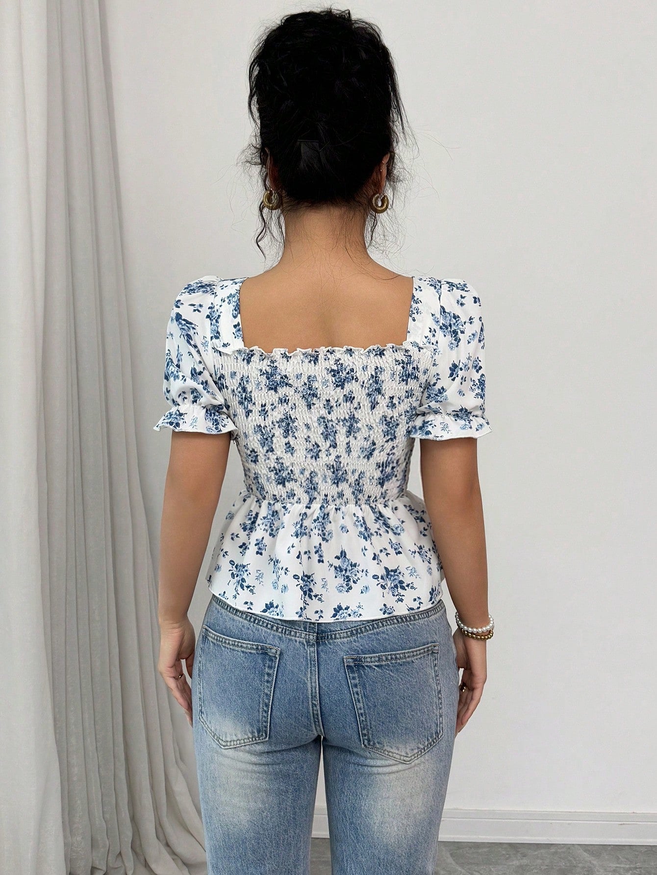 Blaues Oberteil mit Blumenprint und Puffärmeln