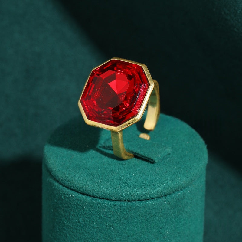 Vintage-Ring mit rotem Kristall und Achat