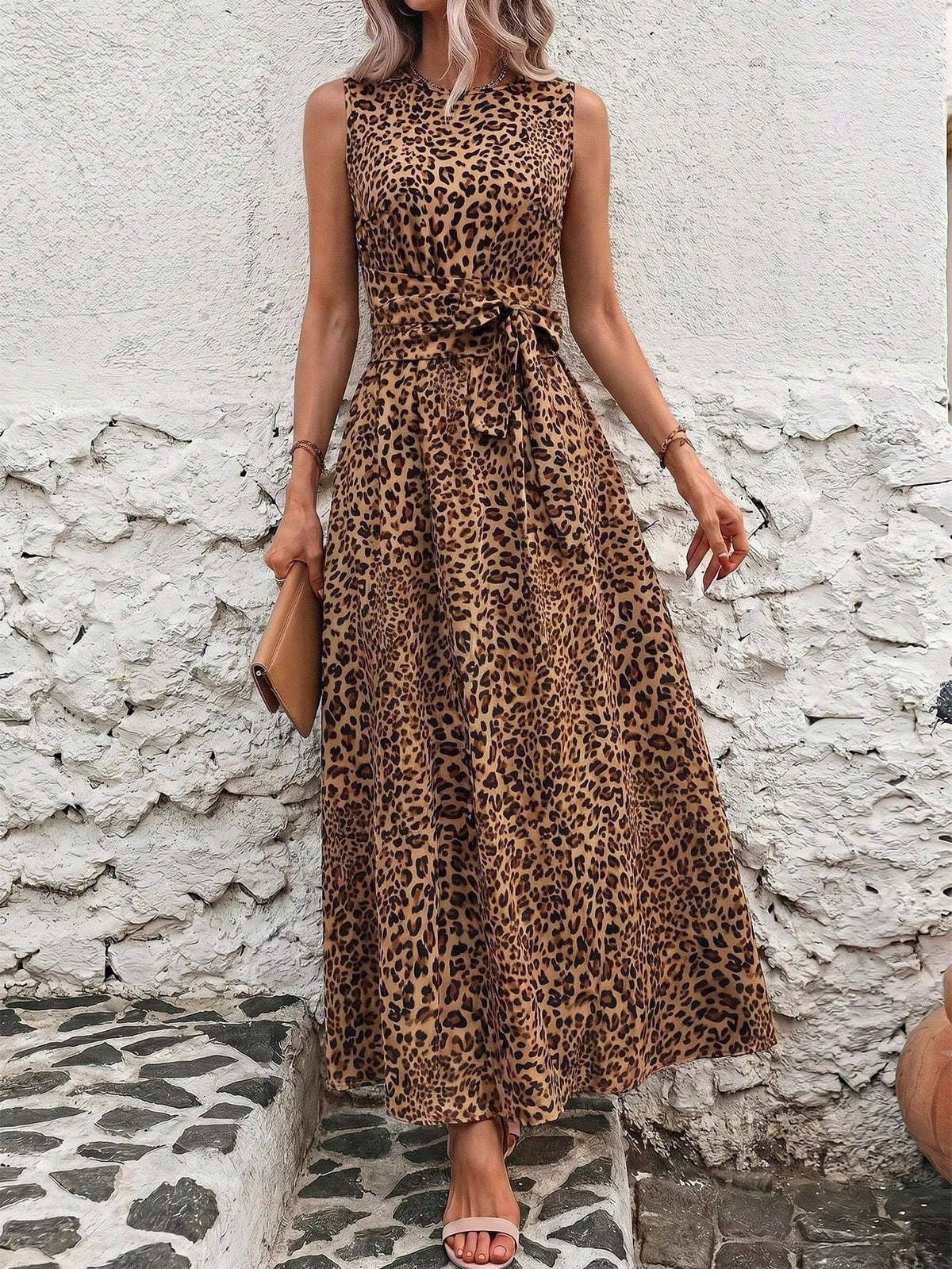 Elegantes Damenkleid mit Gürtel – Bild 9 | LuxeStyle