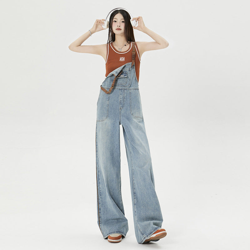 Gebaechte blaue Jeans mit lockeren Trägern