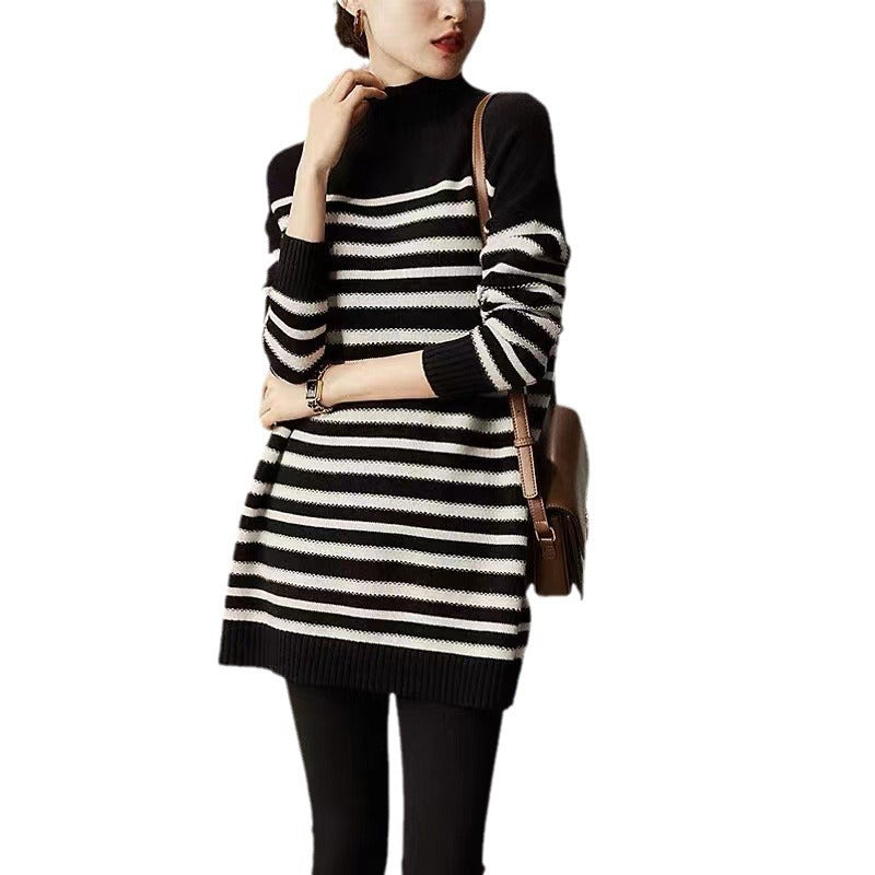Gestreiftes Strickkleid mit halbem Rollkragen