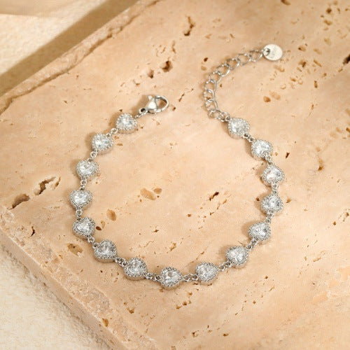 Elegantes Zirkonia-Armband mit Herz-Design – Bild 4 | LuxeStyle
