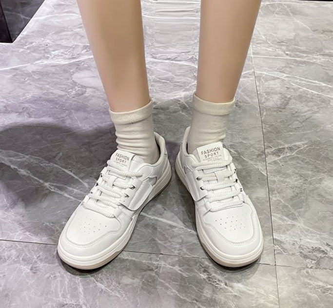 Schulstil weisse Sneaker mit flachem Schuh – Bild 5 | LuxeStyle