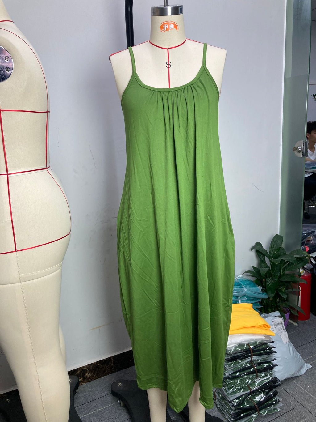 V-Ausschnitt Sommer-Slip-Kleid