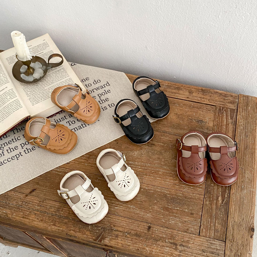 Weiche, rutschfeste Kinderschuhe mit Lochmuster