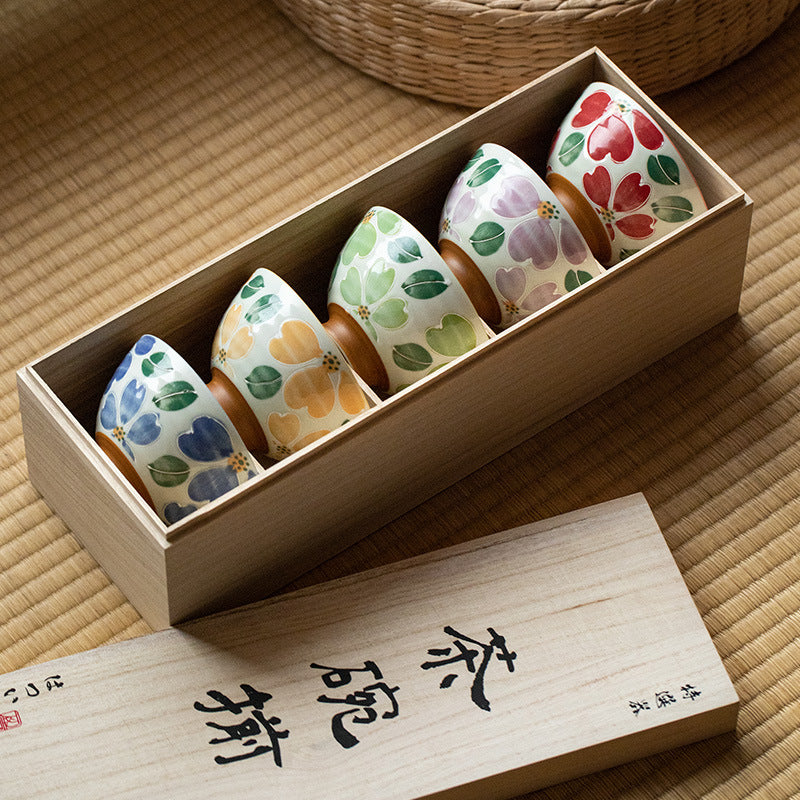 Japanische Keramik-Teeschale mit Blumenmuster