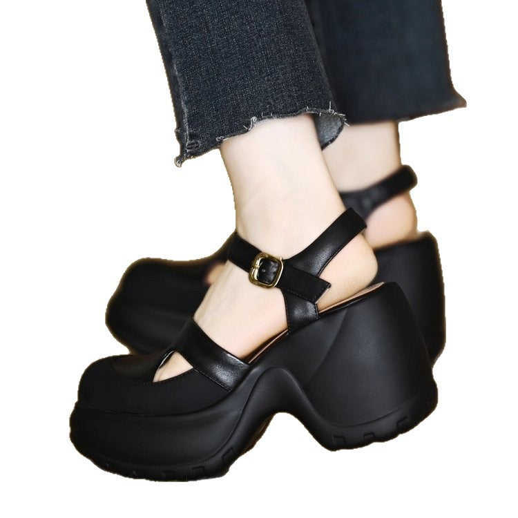 Sandalen mit dicker Sohle und geschlossener Spitze