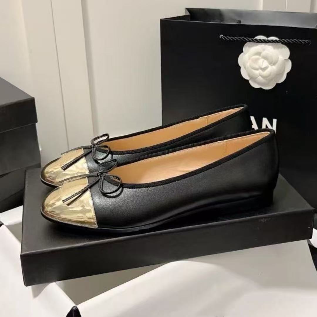 Flache Schuhe mit Schleife