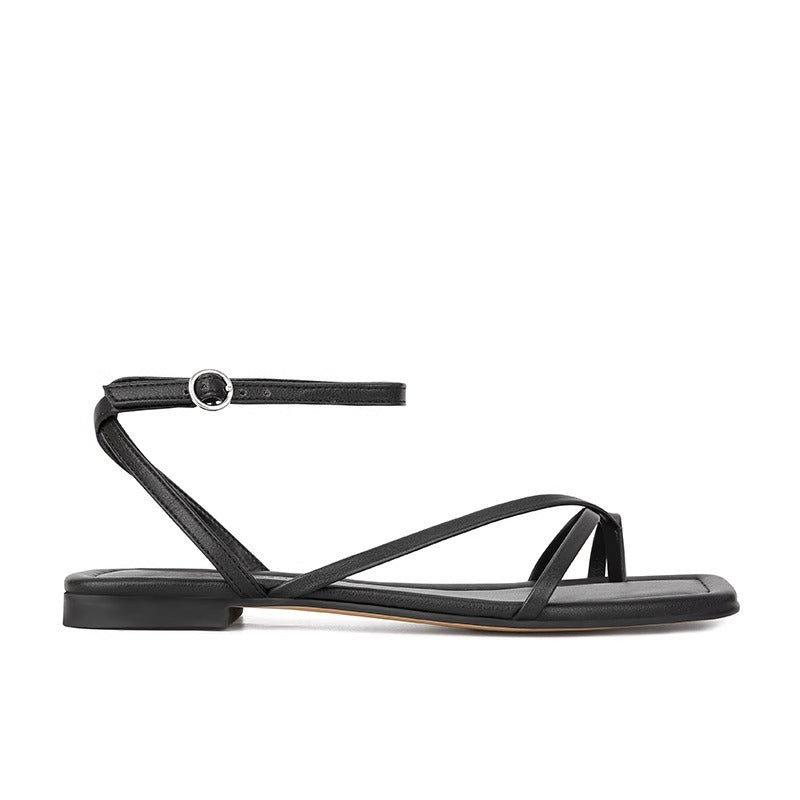Flache Sandalen mit Riemchen und eckiger Zehenpartie