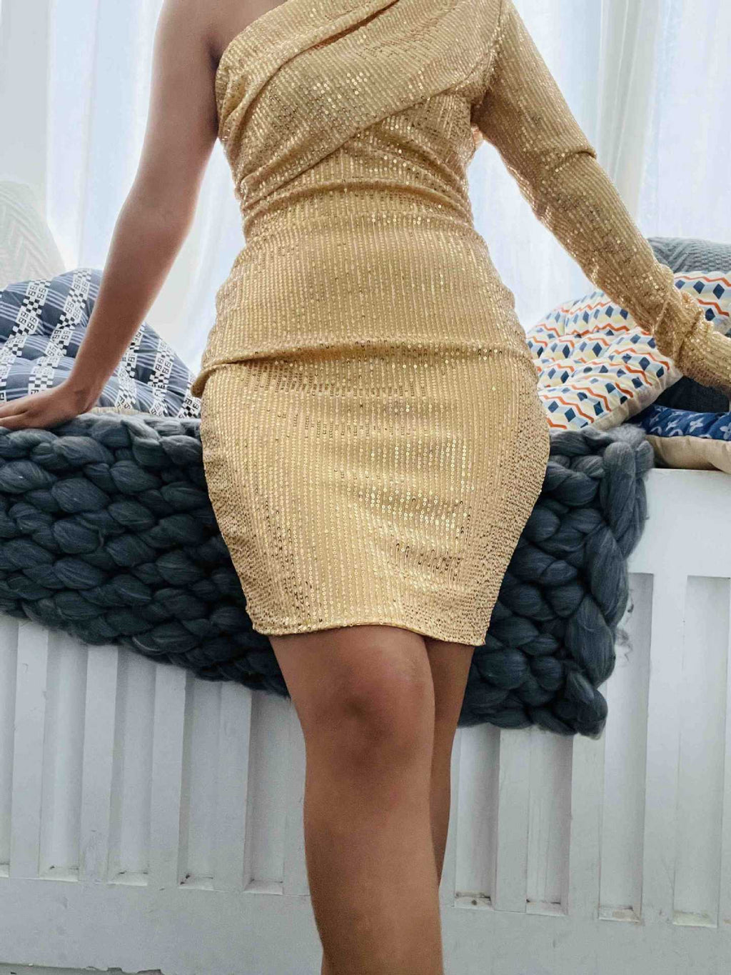 Pailletten-Pulloverkleid mit asymmetrischem Saum