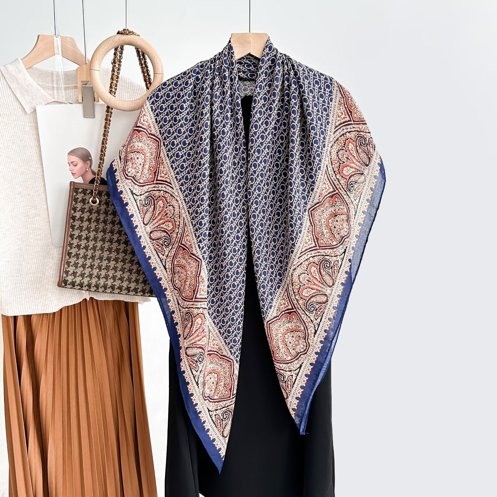 Vielseitiger Chiffon-Schal mit Blumenmuster