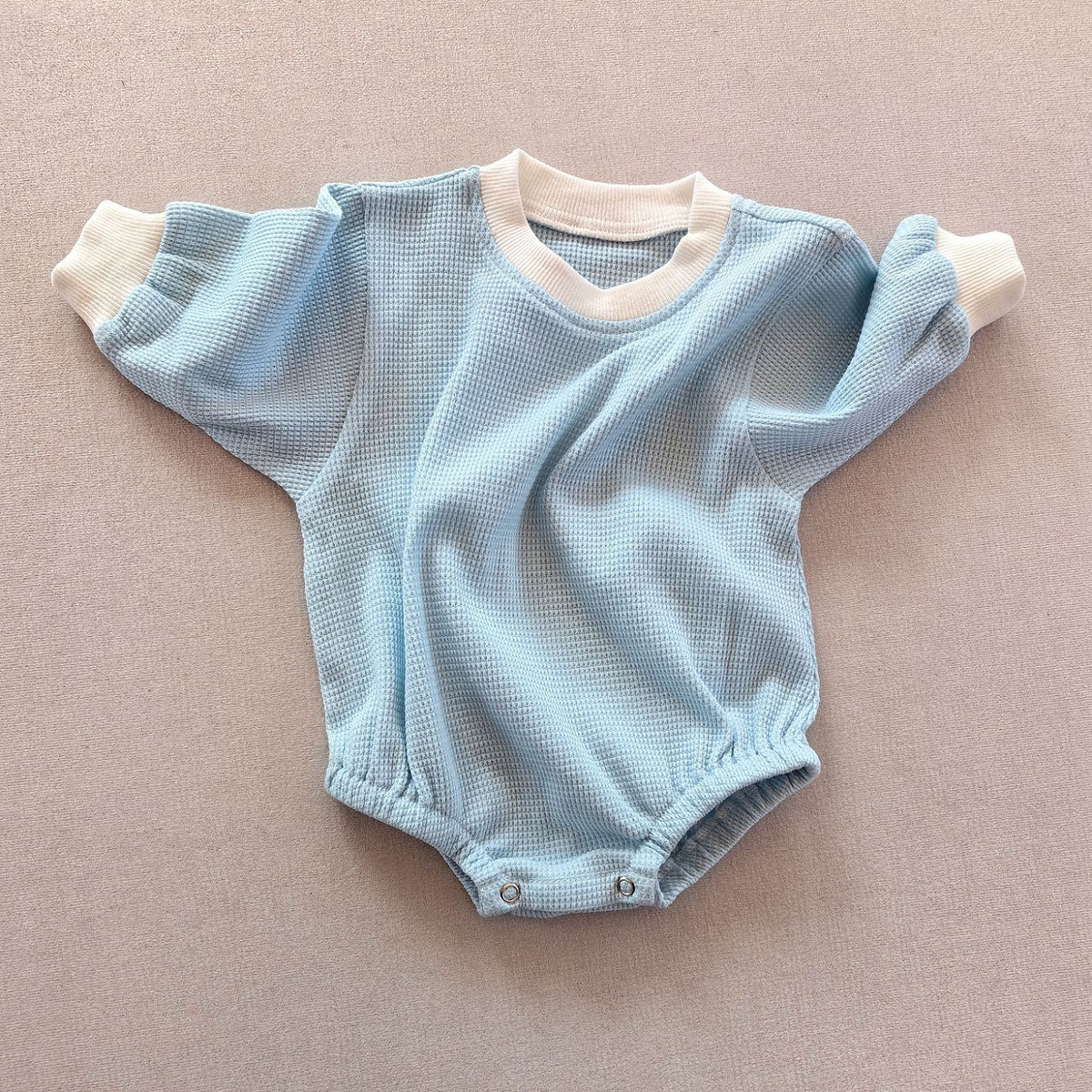 Baby Waffel-Overall aus Baumwolle – Bild 4 | LuxeStyle
