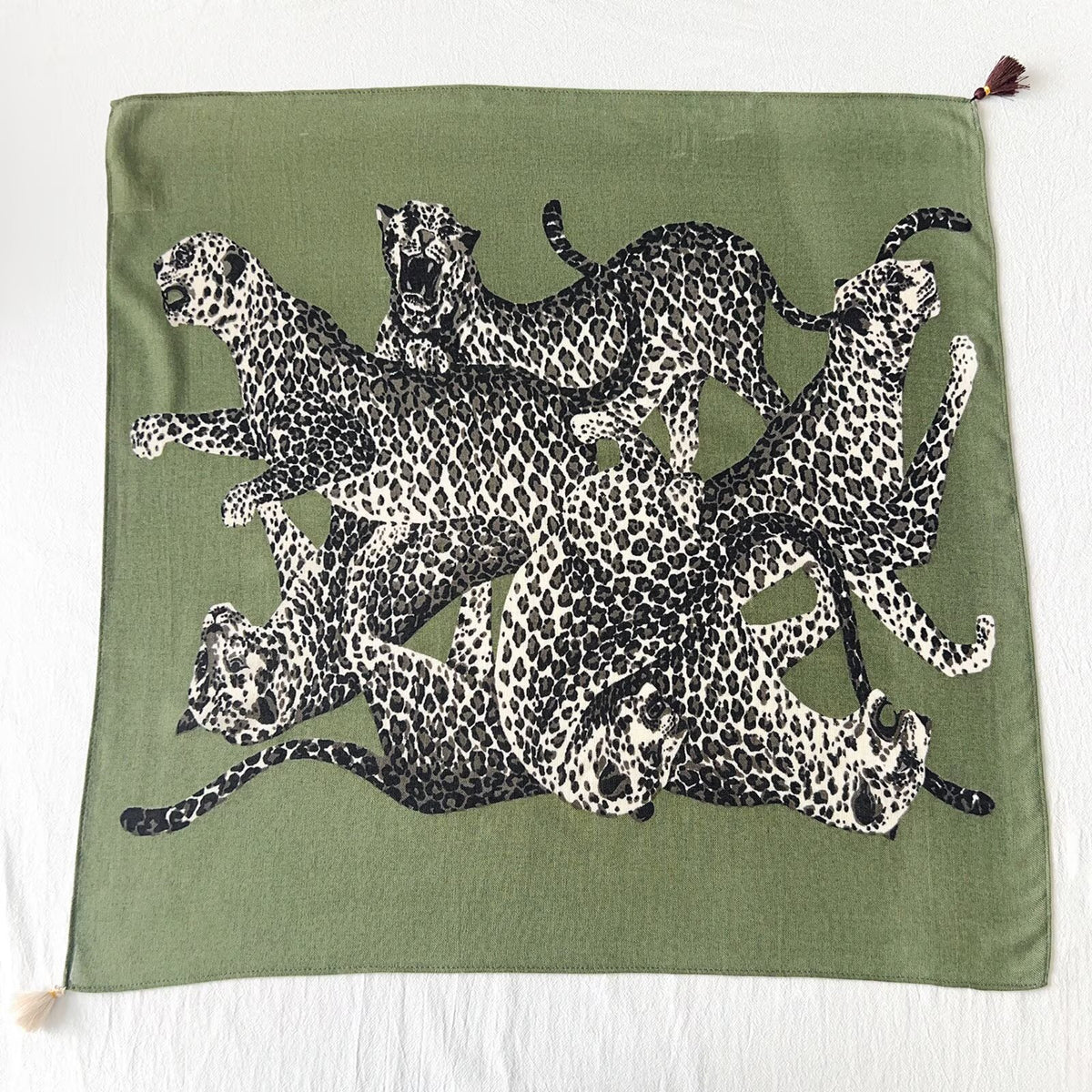 Cheetah Print Schal mit Pompons – Bild 8 | LuxeStyle