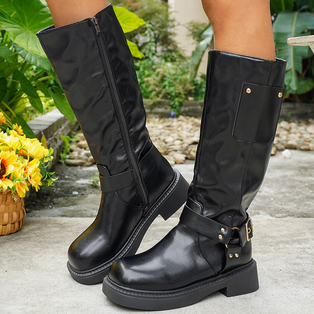 Knielange Denimstiefel mit Metall Gürtelverschluss und Blockabsatz