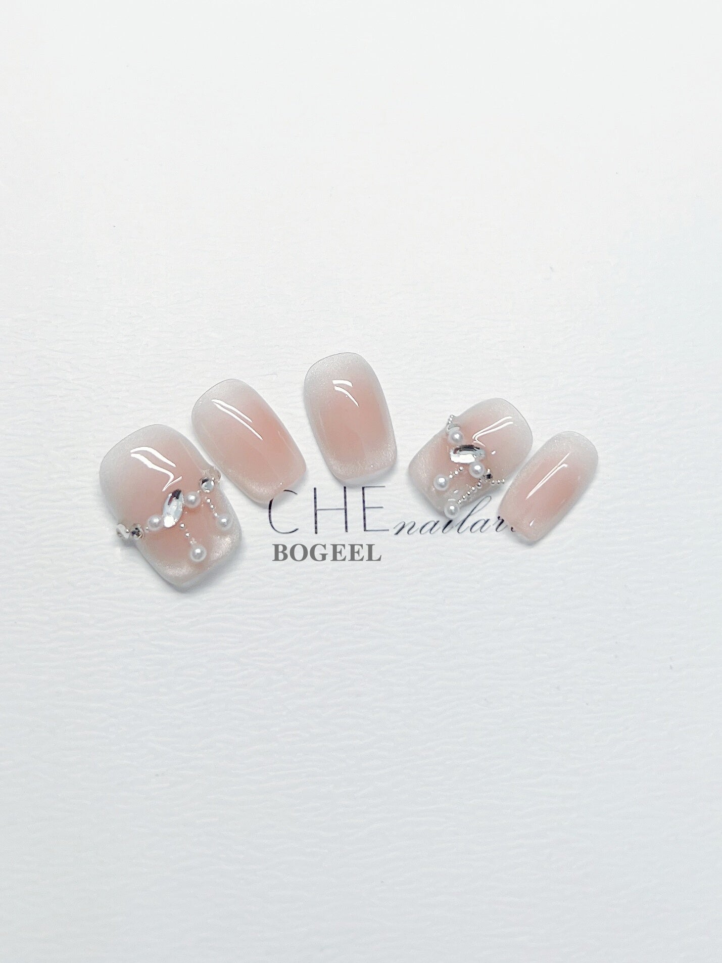 Nagel-Blush mit Strass & Cartoon-Muster