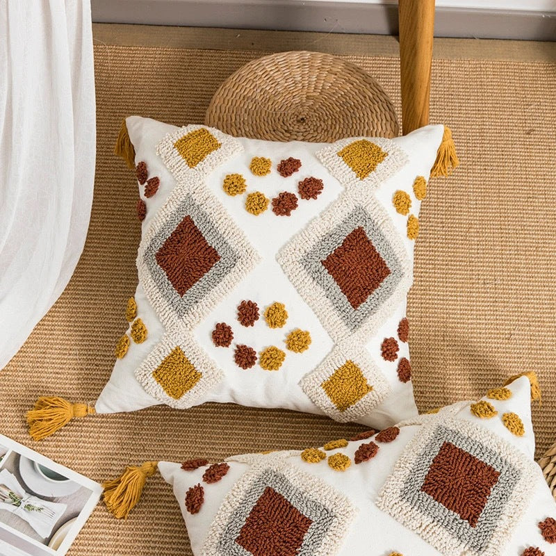 Boho-Kissenbezug mit Stickerei und Quasten