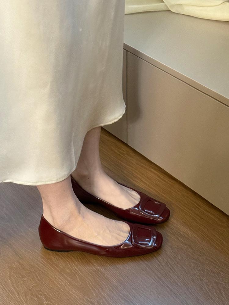 Lackleder Flats mit eckiger Zehenpartie