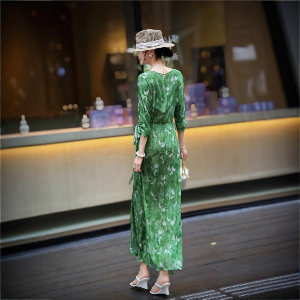 Vintage Seidenkleid mit Print im französischen Stil – Bild 3 | LuxeStyle