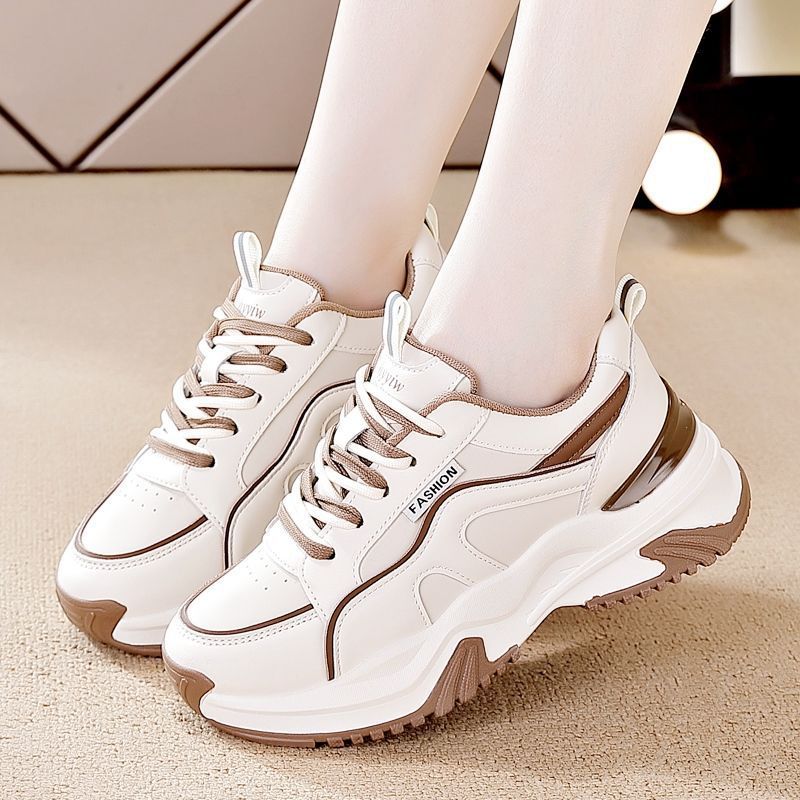 Leichte Freizeitschuhe mit dicker Sohle
