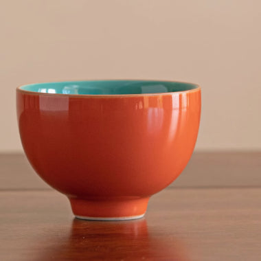 Rote Keramik-Teetasse mit Farbglasur