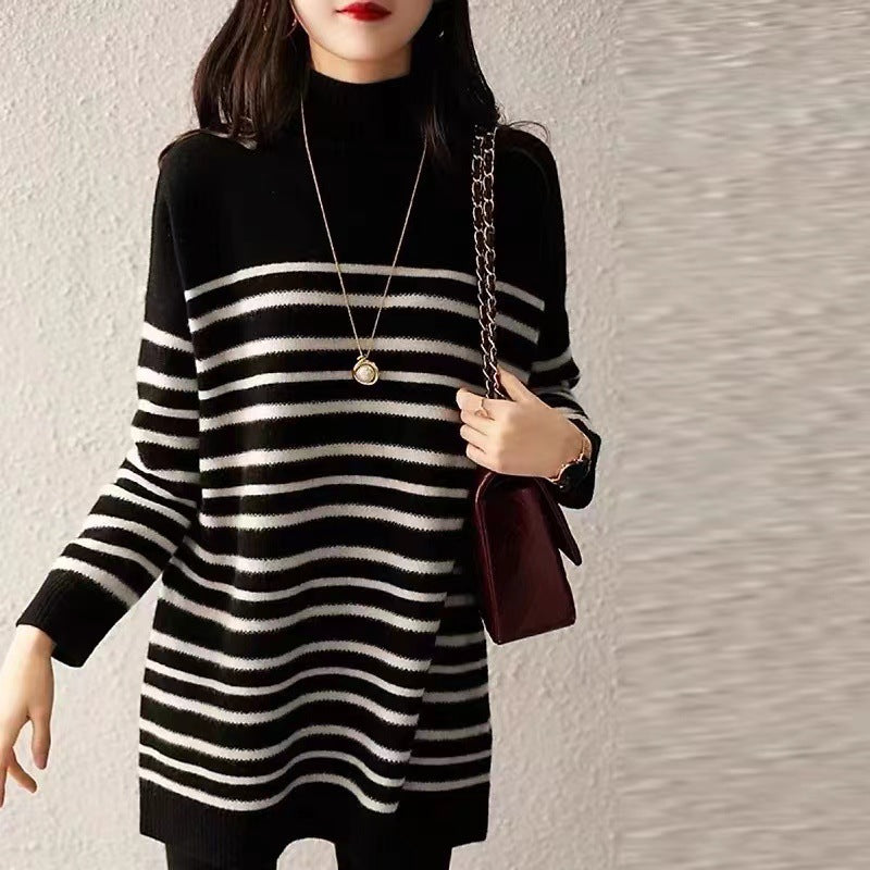 Gestreiftes Strickkleid mit halbem Rollkragen