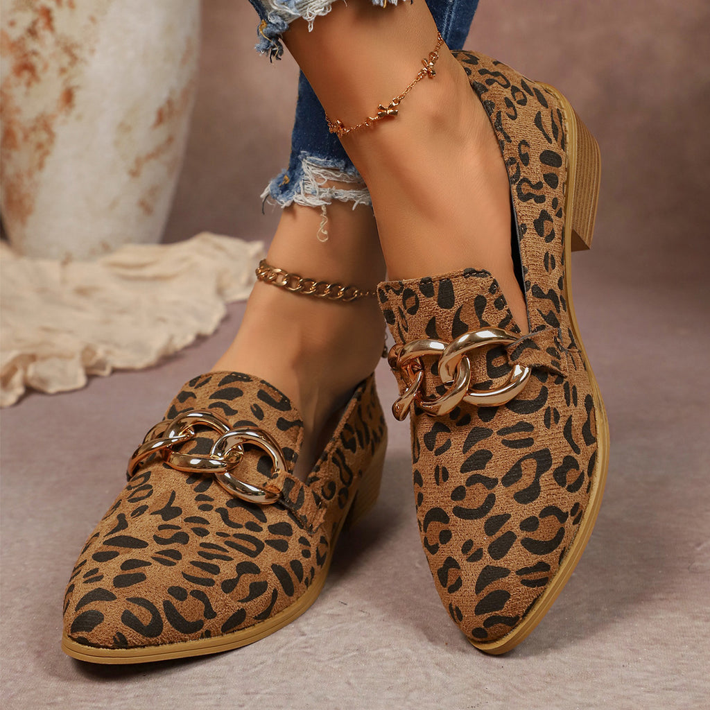 Chunky-Heel Pumps mit Metallkette