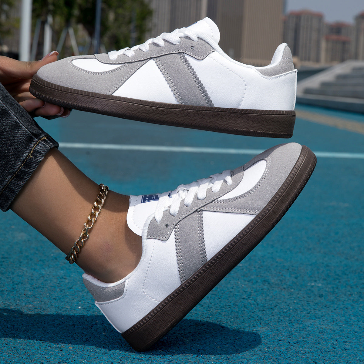 Sneaker mit Leoparden-Print und Schnürung