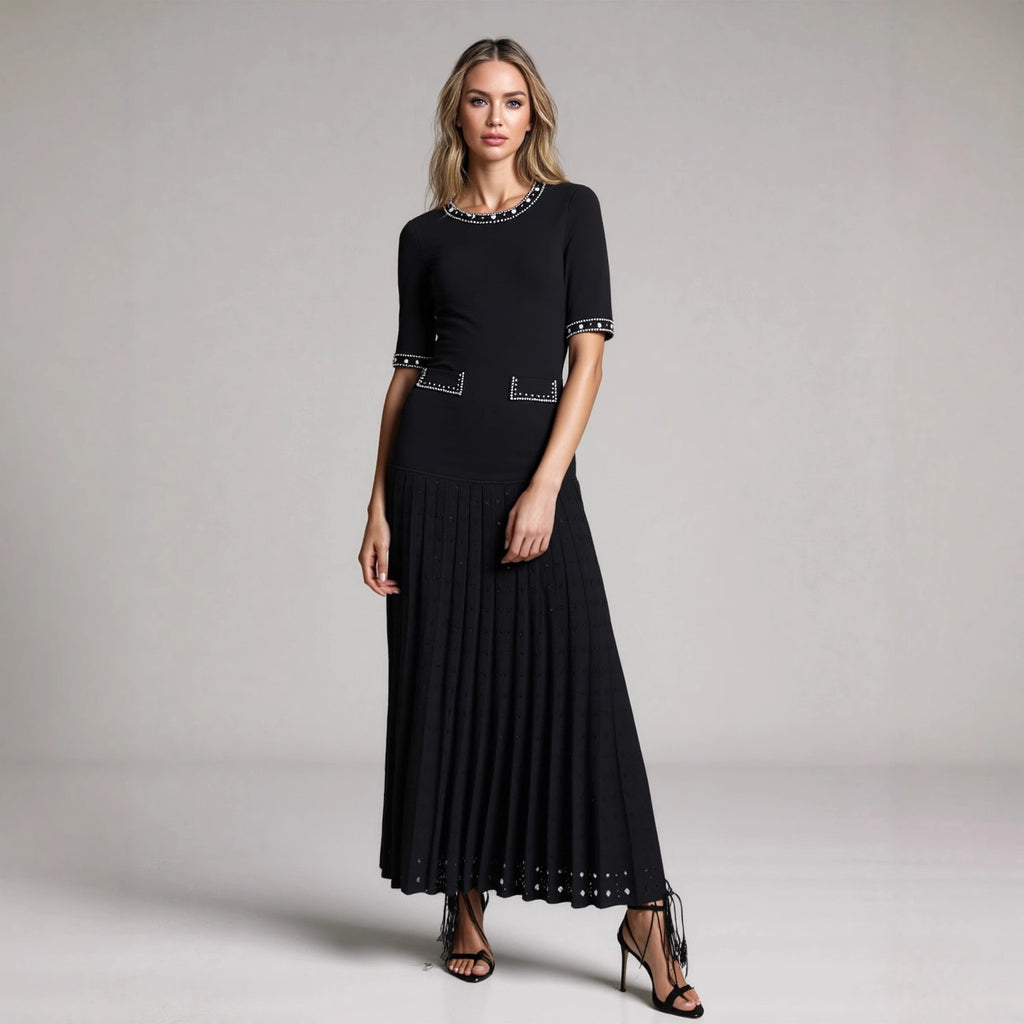Kurzes Strickkleid mit Perlen und Rundhals – Bild 5 | LuxeStyle
