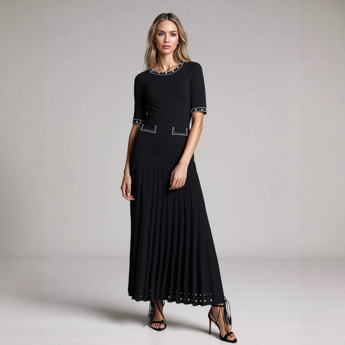 Kurzes Strickkleid mit Perlen und Rundhals – Bild 5 | LuxeStyle