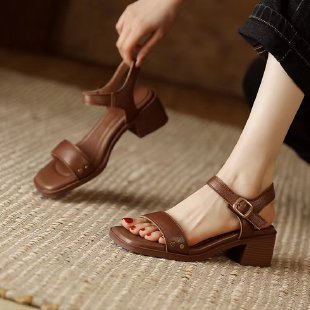 Brown Sandalen mit Kubusabsatz – Bild 2 | LuxeStyle
