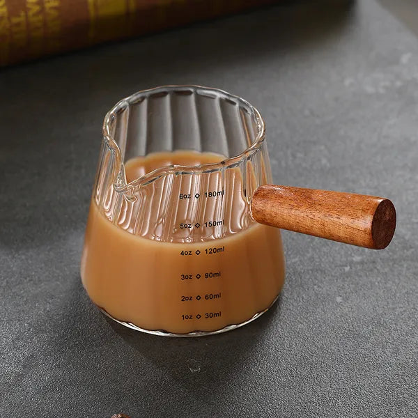 Mini Kaffeetasse aus Glas mit Holzgriff