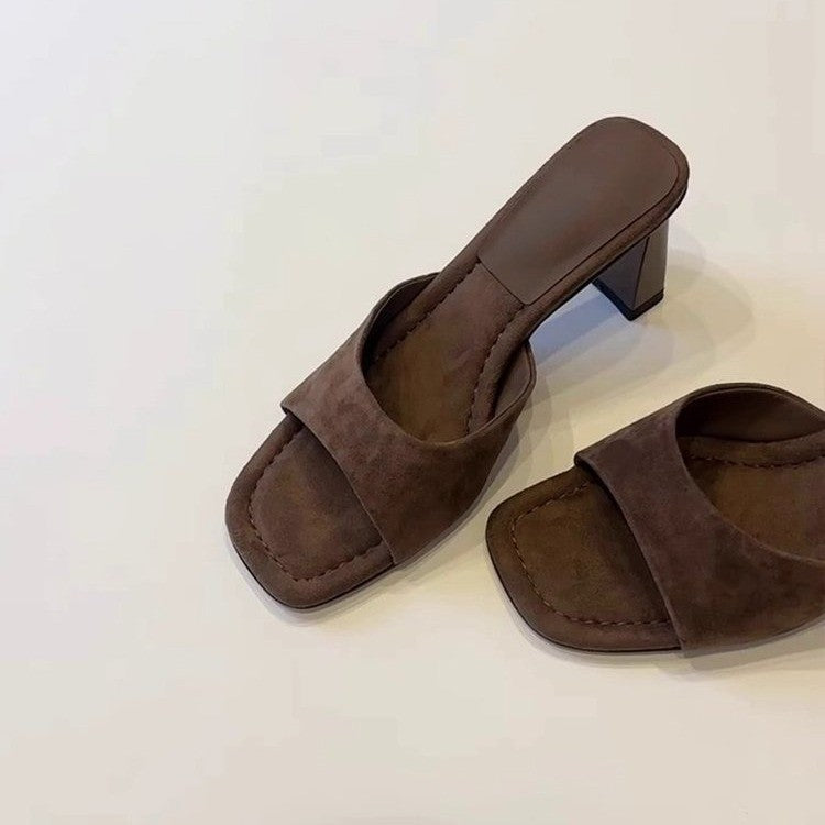 Elegante Nubuk-Sandalen mit Blockabsatz
