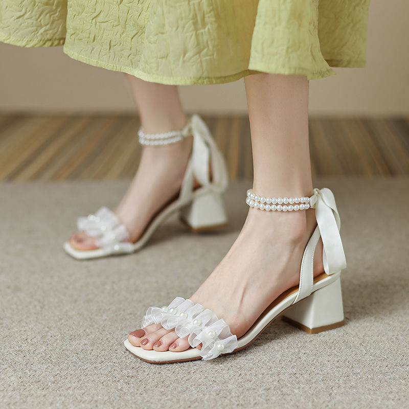 Sandalen mit Pfropfen-Absatz und Perlenband – Bild 2 | LuxeStyle