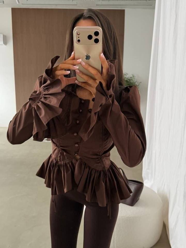 Elegante Damenbluse mit Rüschen und Knopfleiste