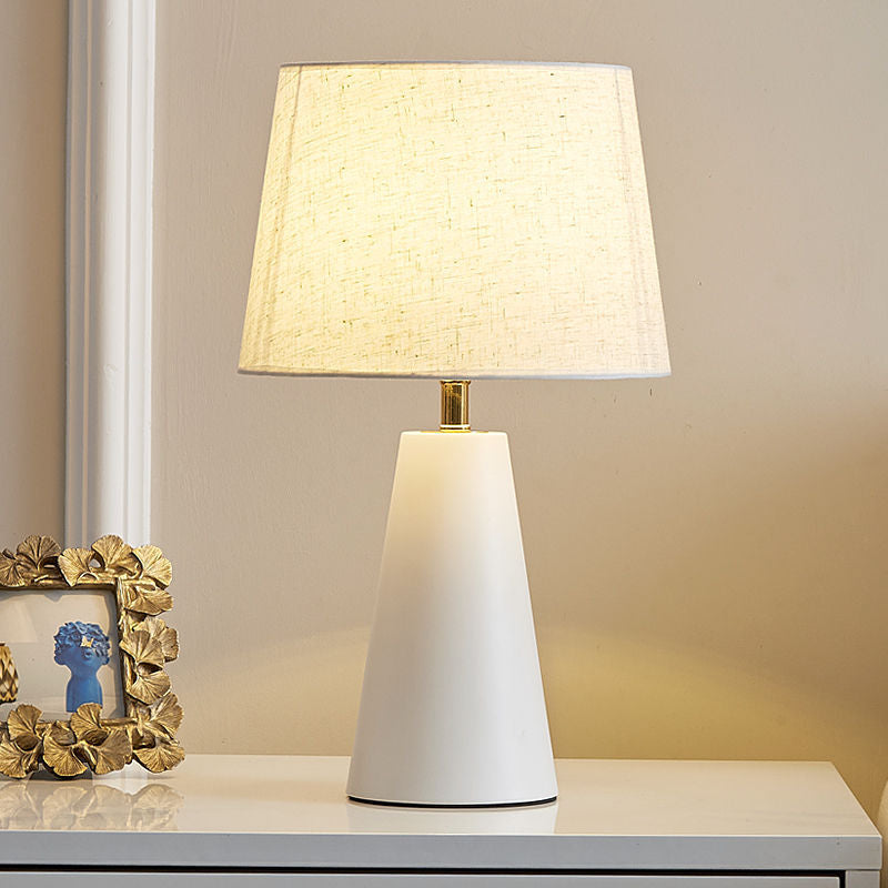Nordische Tischlampe mit Dimmer