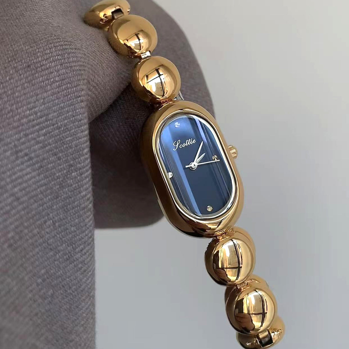 Oval-Uhr mit Quarzwerk und dekorativem Gehäuse – Bild 2 | LuxeStyle