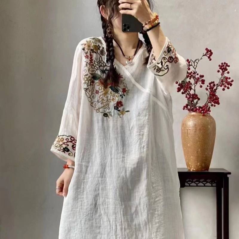 Besticktes Midi-Kleid im Retro-Ethno-Stil