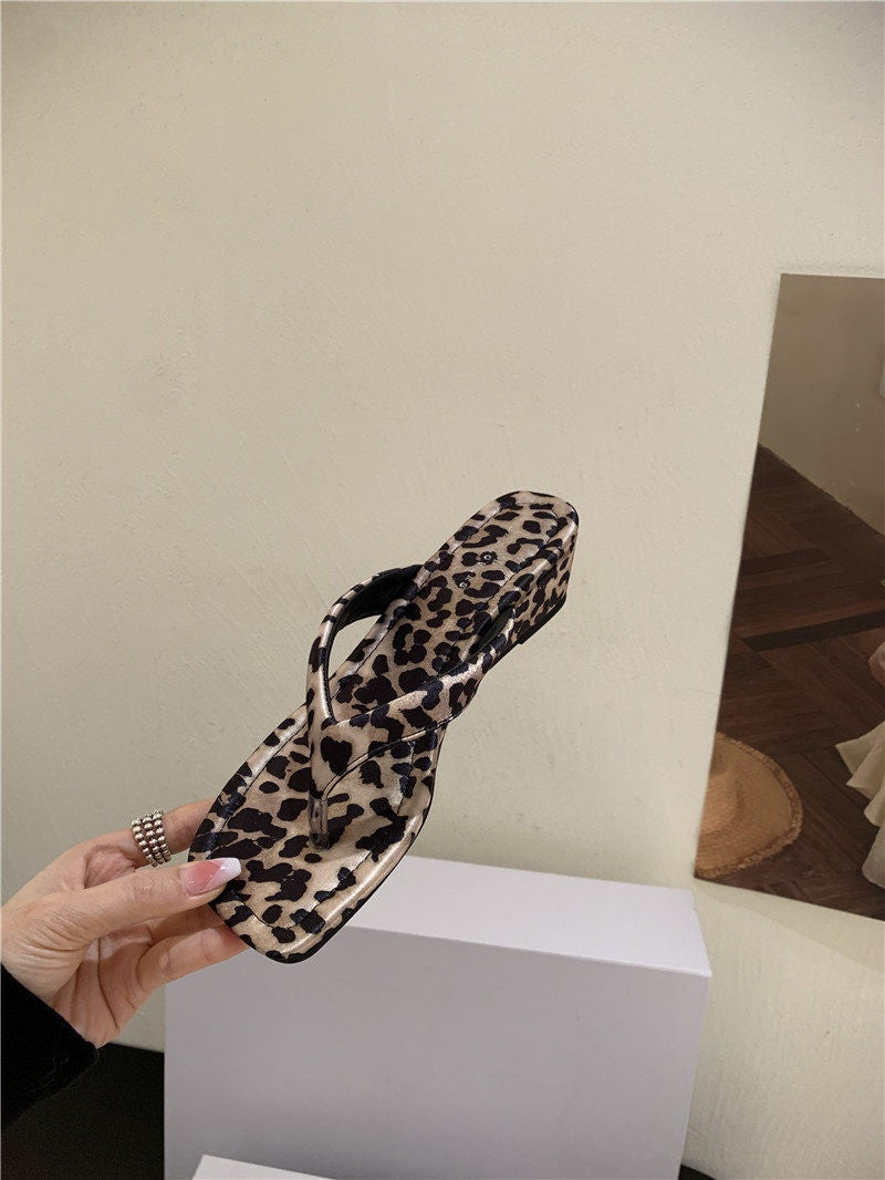 Keilsandalen mit Leopardenmuster und eckiger Spitze